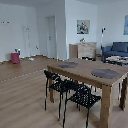 Lau Qualis Zona Coresi Mall Apartment