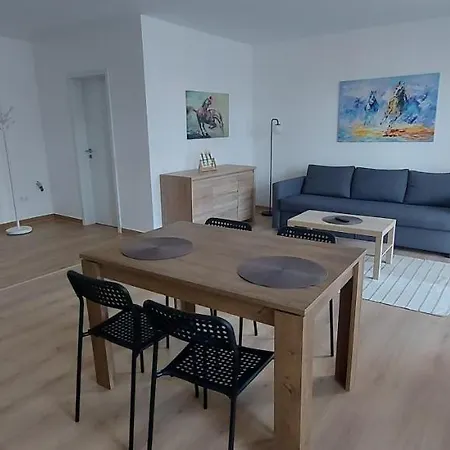 Lau Qualis Zona Coresi Mall Apartment *