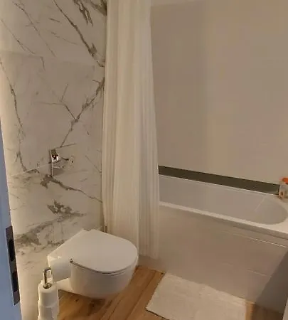 Lau Qualis Zona Coresi Mall Apartment