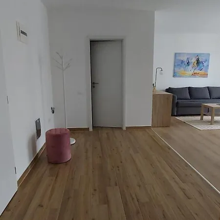 Lau Qualis Zona Coresi Mall Apartment *